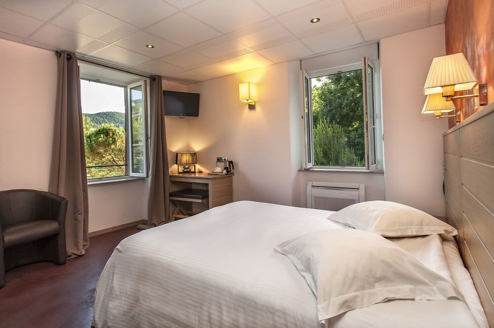 Logis Hôtel Restaurant Les 2 Rives - A75, en bordure de rivière 2