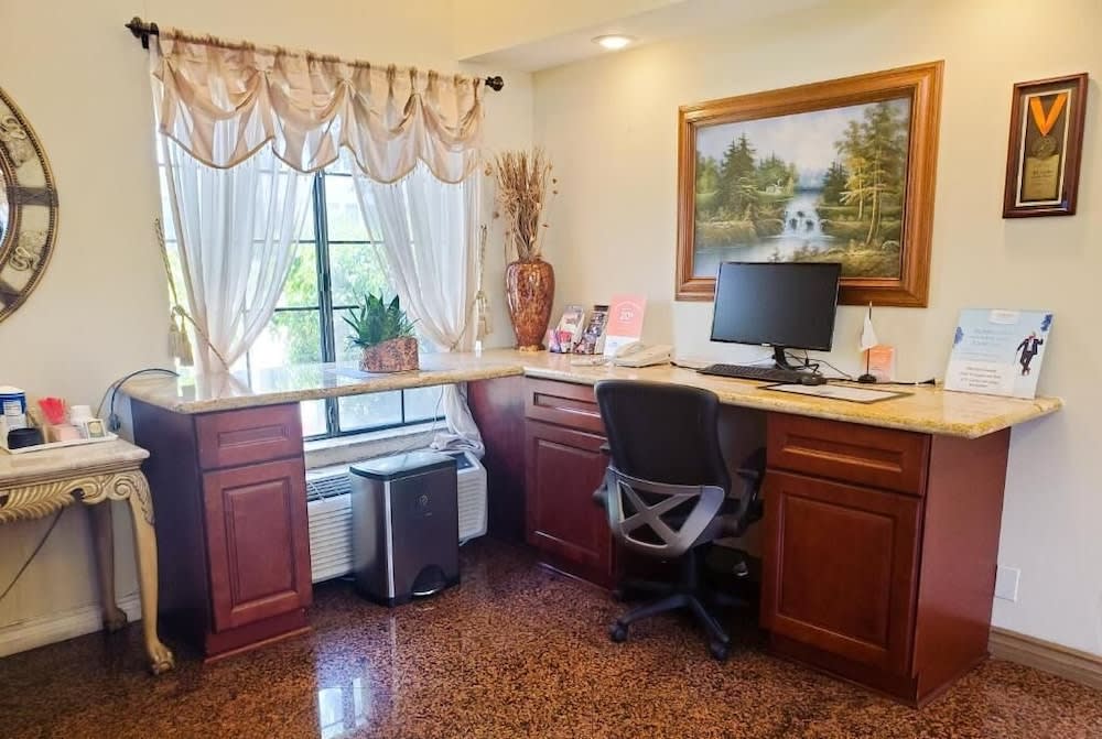 Howard Johnson by Wyndham Pasadena 3