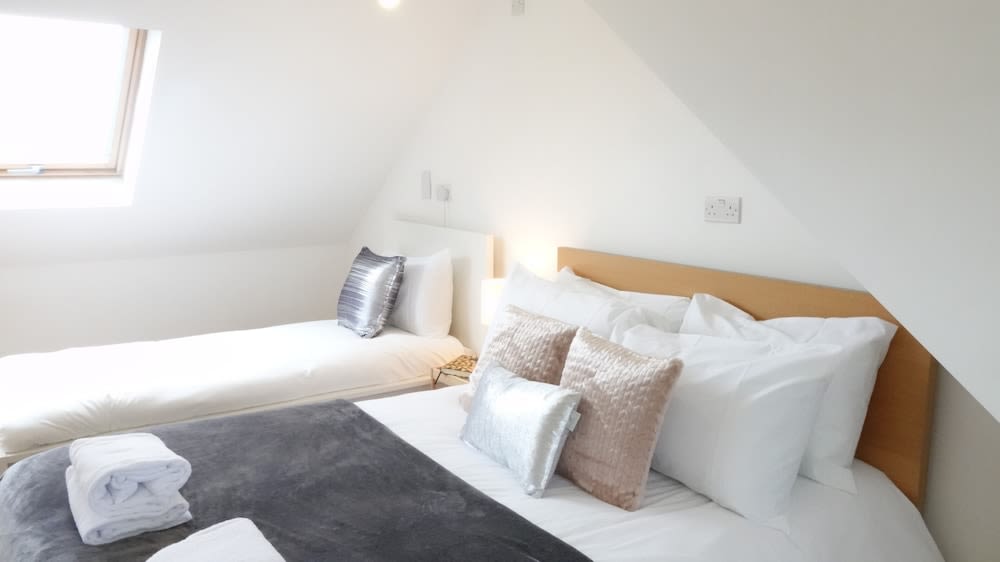 Private on suites- Private Bathroom every room-1 Bus to Heathrow Airport 2