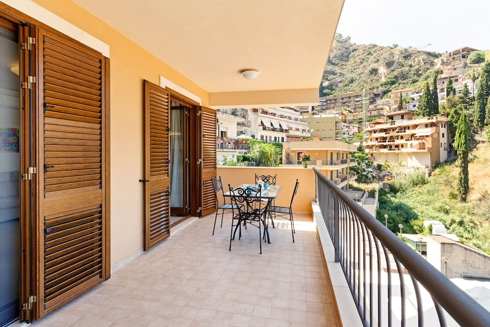 GuestHost - Calipso Seaview Flat with Private Parking 1