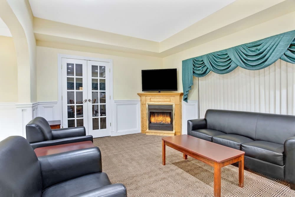 Days Inn & Suites by Wyndham Stockbridge South Atlanta 2
