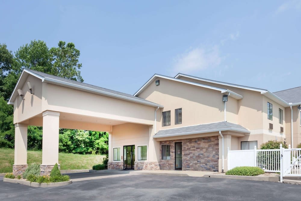 Ramada by Wyndham Tell City 1