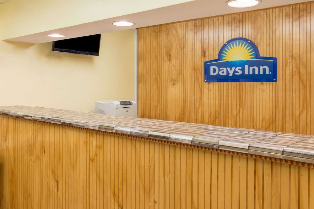 Days Inn & Suites by Wyndham Dayton North 2