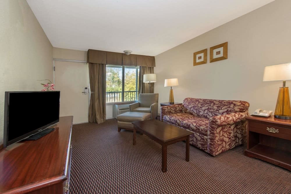 Days Inn & Suites by Wyndham Dayton North 5