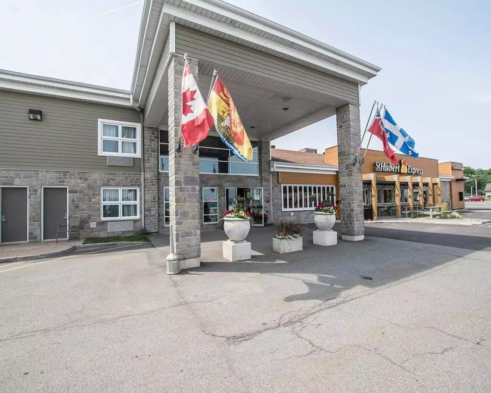 Econo Lodge Inn & Suites 1