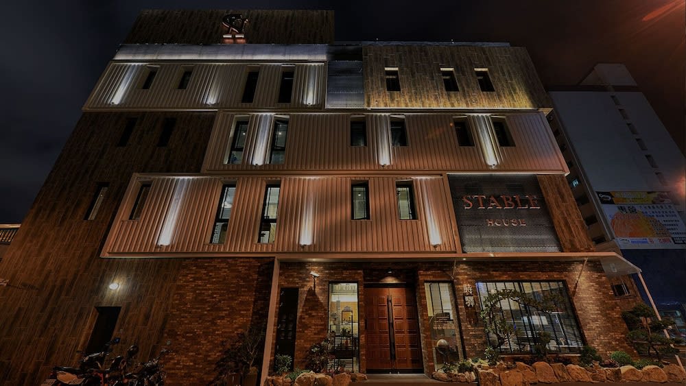 STABLE HOTEL 1