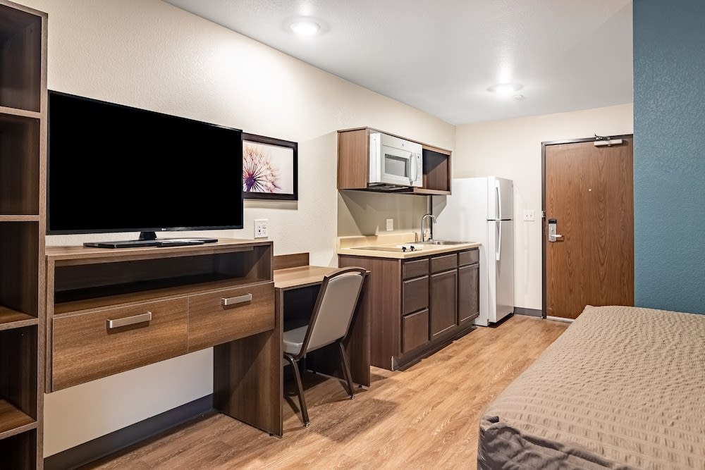 WoodSpring Suites Toledo Maumee 1
