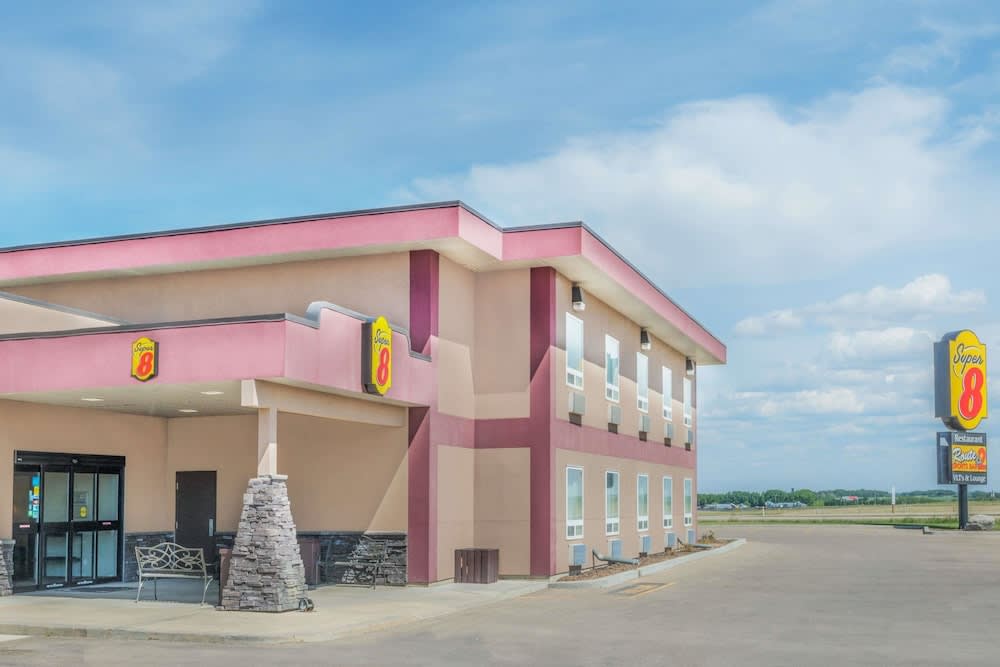 Super 8 by Wyndham Innisfail 1
