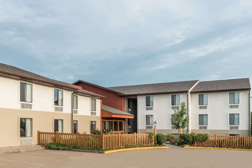 Super 8 by Wyndham Columbia Clark Lane 1