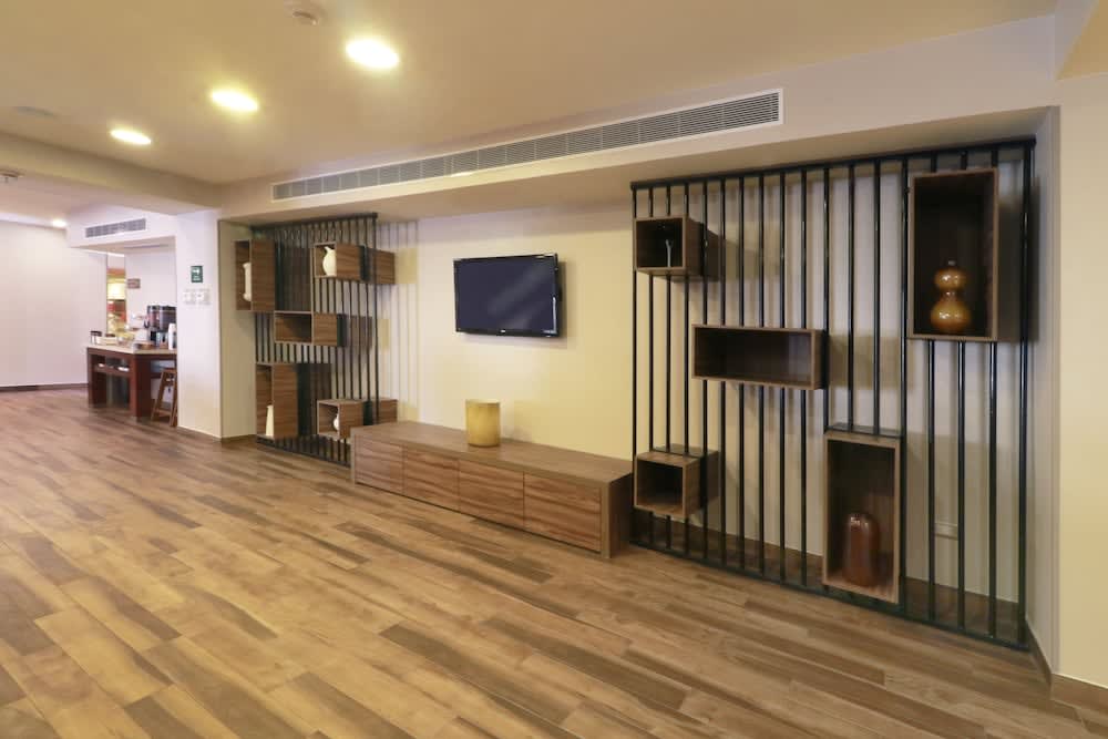 Hampton by Hilton Chihuahua 2