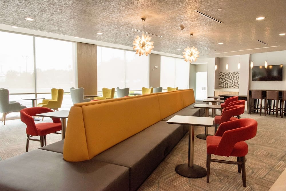 La Quinta Inn & Suites by Wyndham Lake City 2