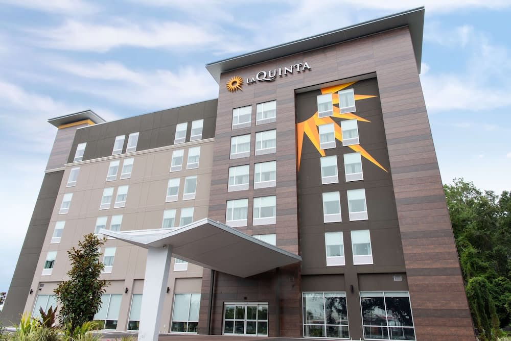 La Quinta Inn & Suites by Wyndham Lake City 1