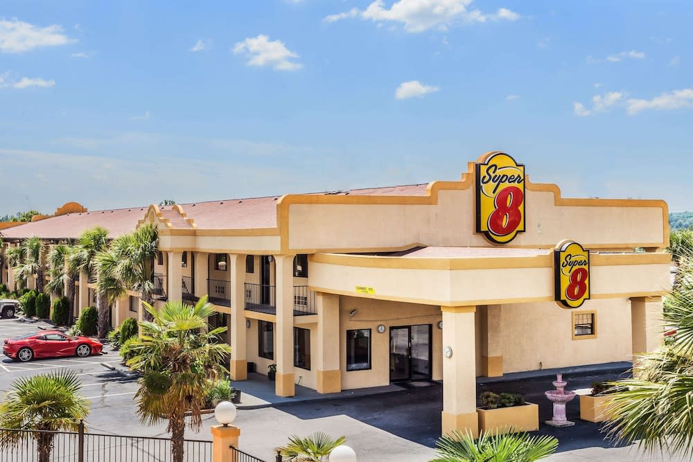 Super 8 by Wyndham Stockbridge 1