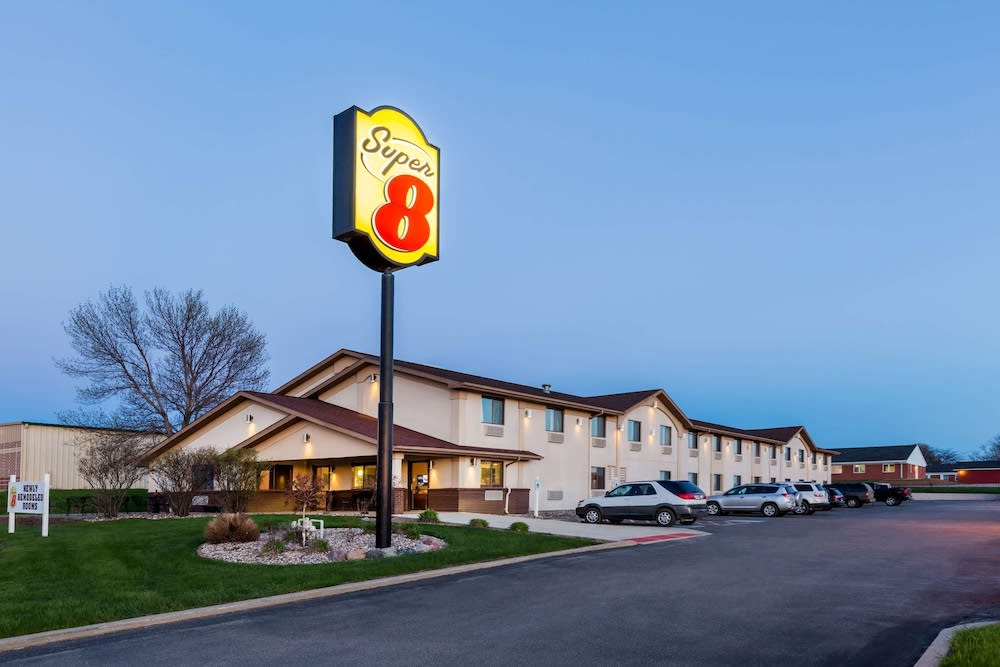 Super 8 by Wyndham Spirit Lake/Okoboji 1