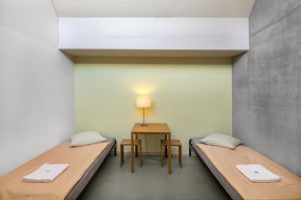 Lausanne Youth Hostel Jeunotel 4