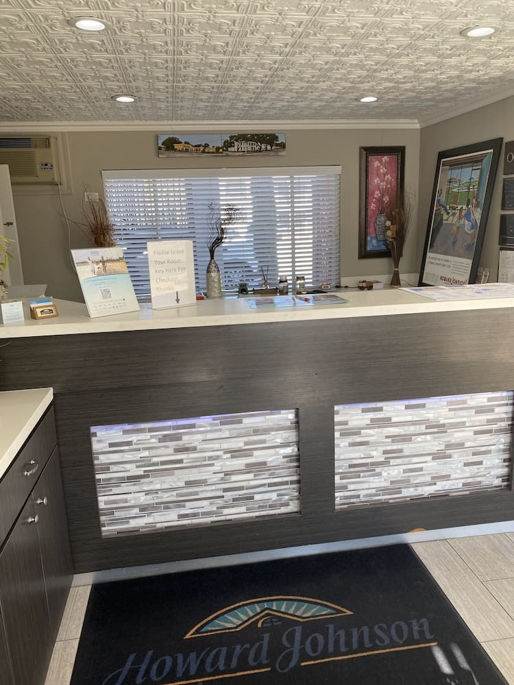 Howard Johnson by Wyndham Historic Lake Charles 2