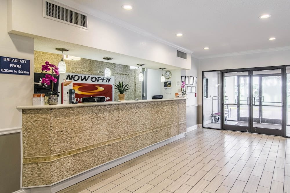 Econo Lodge Darien 1