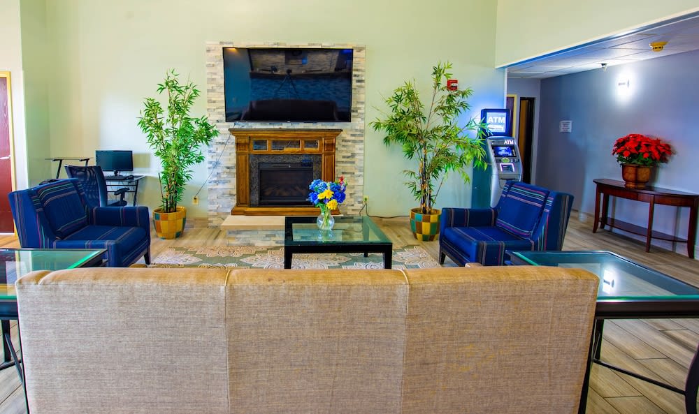 Quality Inn & Suites Woodstock near Lake Geneva 4