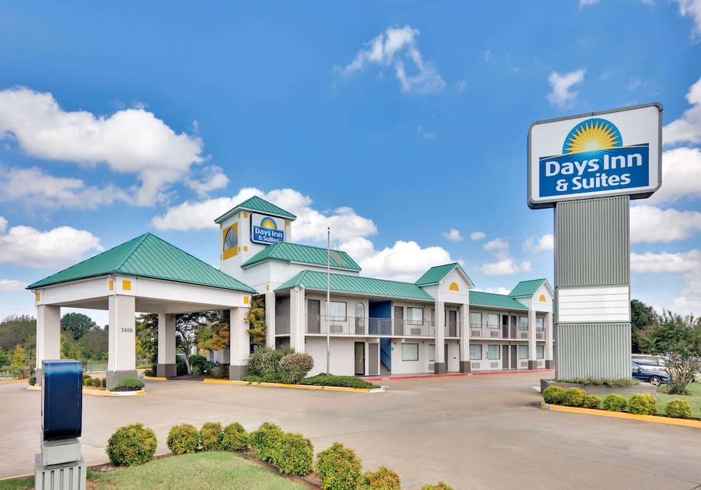 Days Inn & Suites by Wyndham Bentonville 1