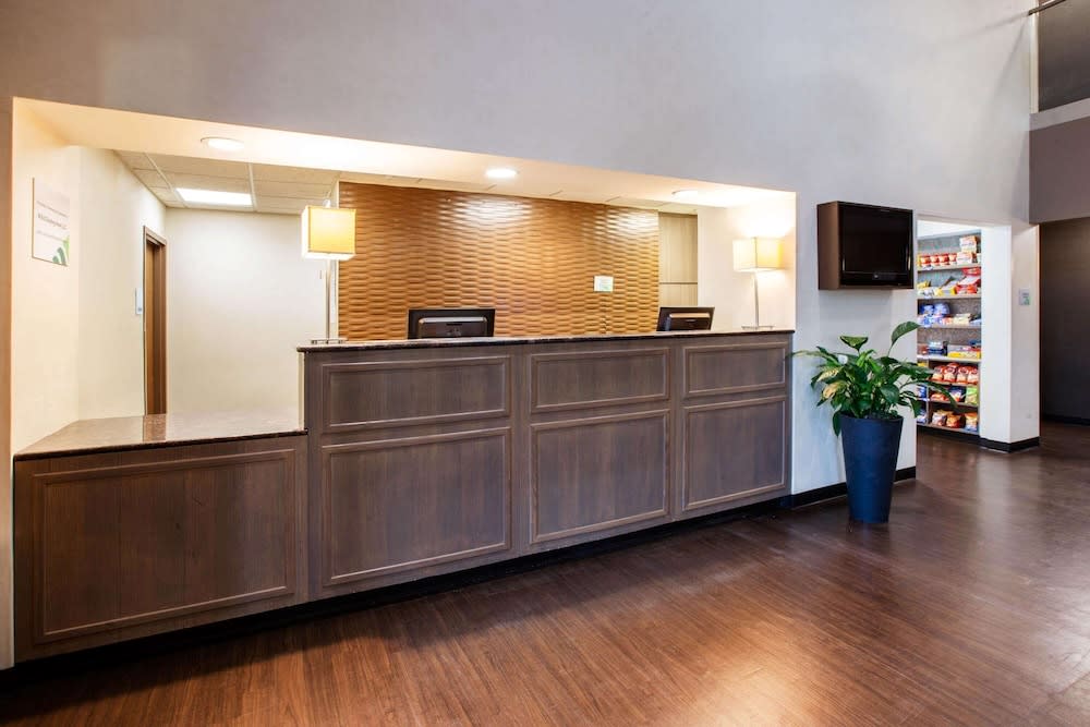 Wingate by Wyndham Roseville/Detroit 2