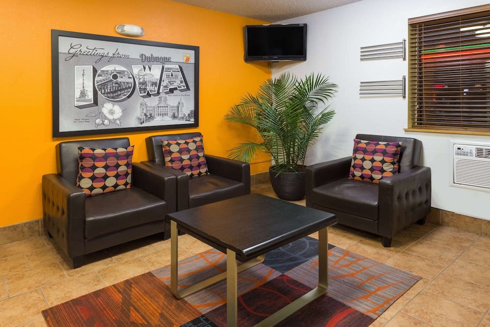 Super 8 by Wyndham Dubuque 3