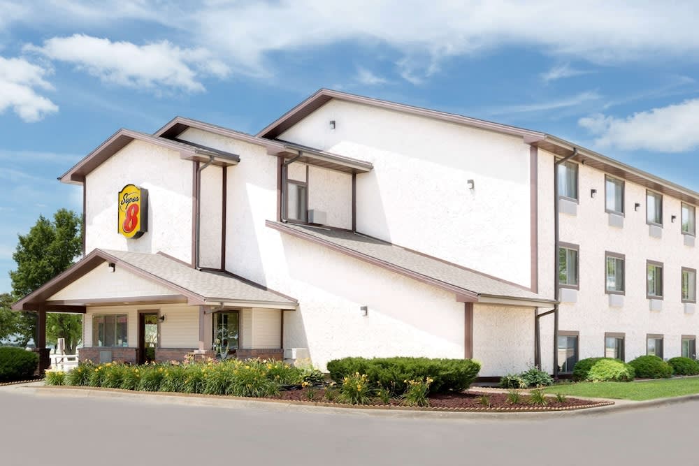Super 8 by Wyndham Boone 1