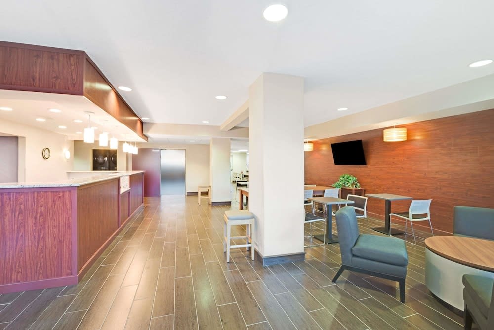 Microtel Inn & Suites by Wyndham Urbandale/Des Moines 2