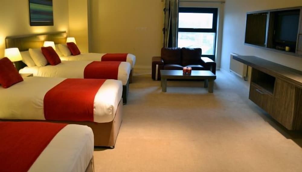 Carrick Plaza Suites and Apartments 4