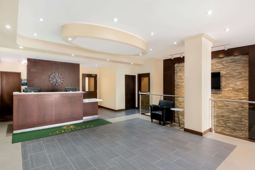 La Quinta Inn & Suites by Wyndham Oshawa 2