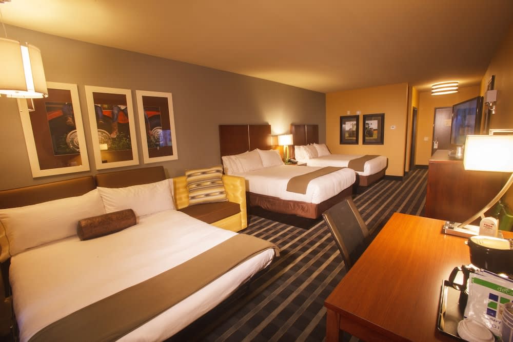 Holiday Inn Express & Suites PERRY-NATIONAL FAIRGROUND AREA by IHG 2