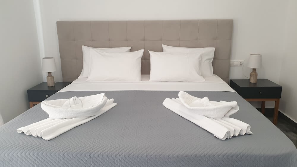 Odos Oneiron Tavronitis Bay 2