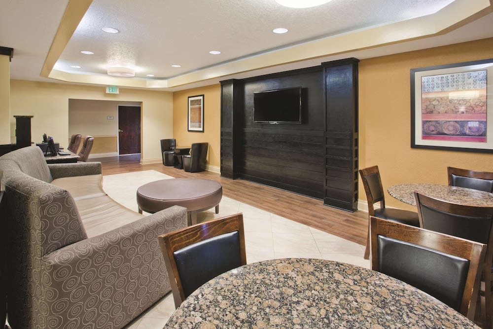 La Quinta Inn & Suites by Wyndham Hot Springs 2