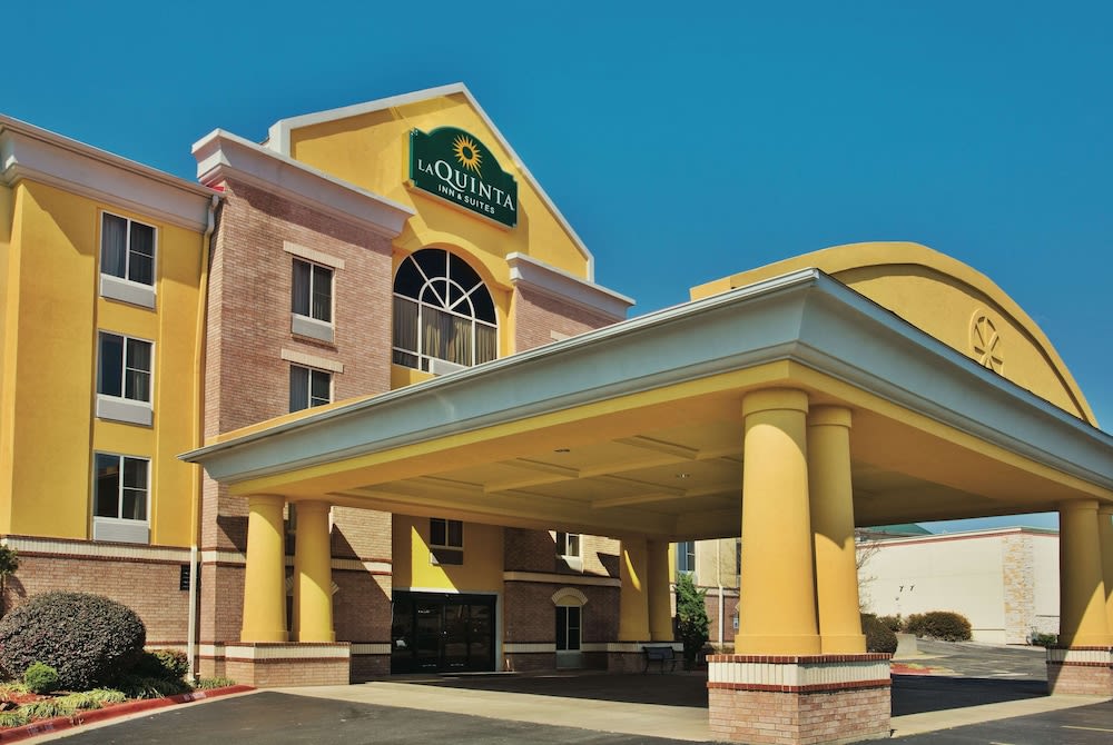 La Quinta Inn & Suites by Wyndham Hot Springs 1