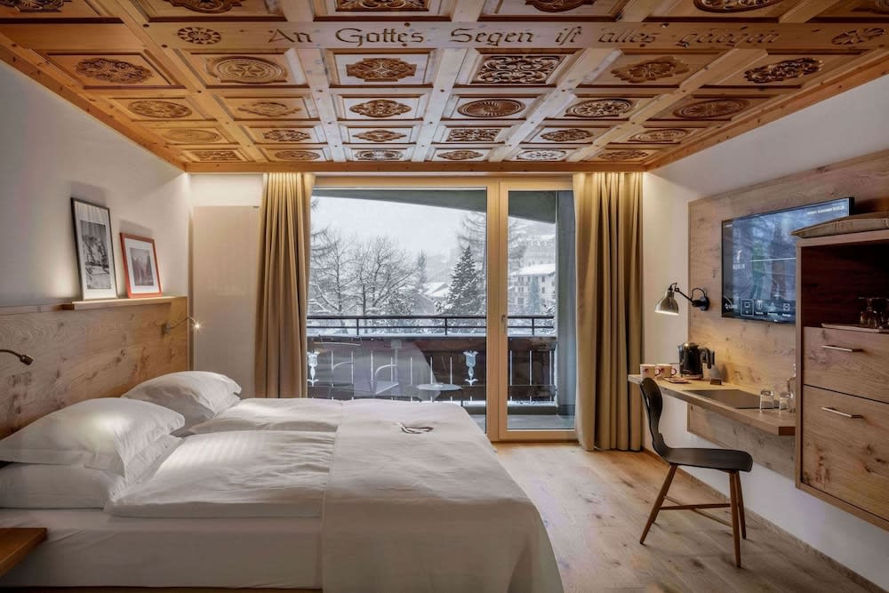 Swiss Alpine Hotel Allalin 5