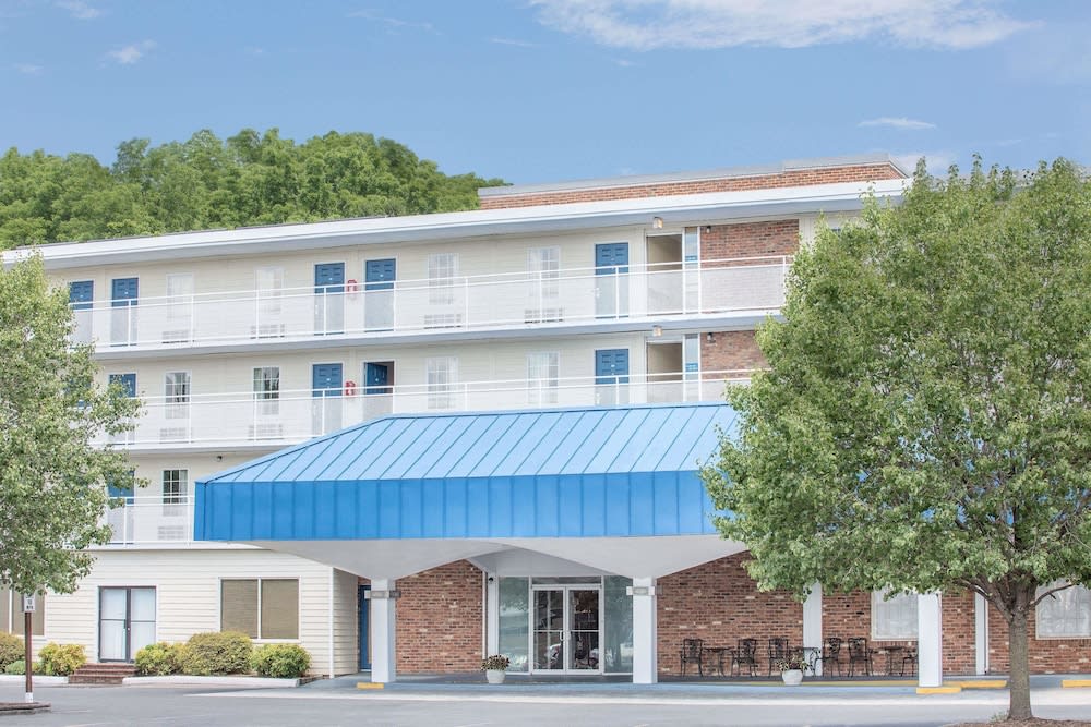 Howard Johnson by Wyndham Staunton 1