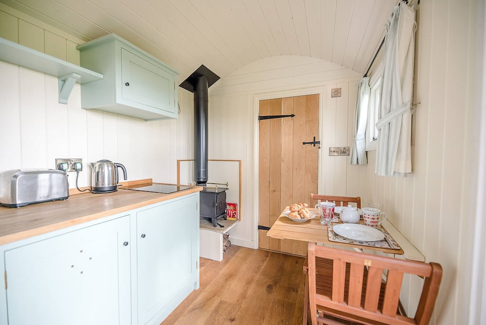 Sage Shepherds Hut, Boundary Farm Cottages 4