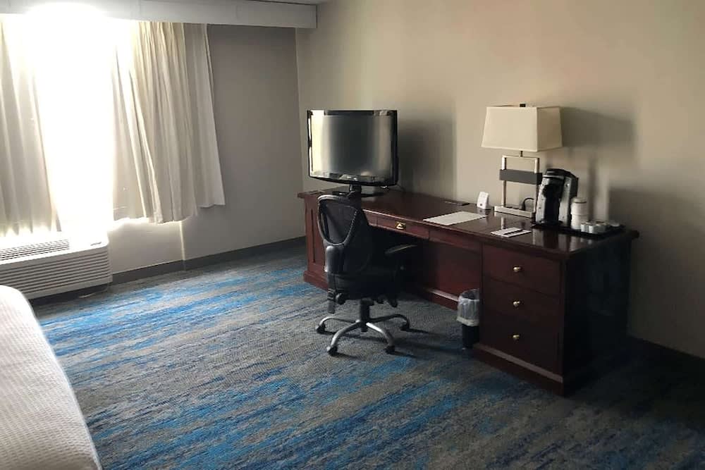 Ramada by Wyndham Cleveland Independence 2