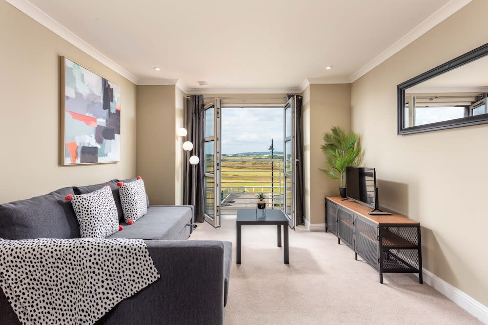 Old Prestwick View - Donnini Apartments 1