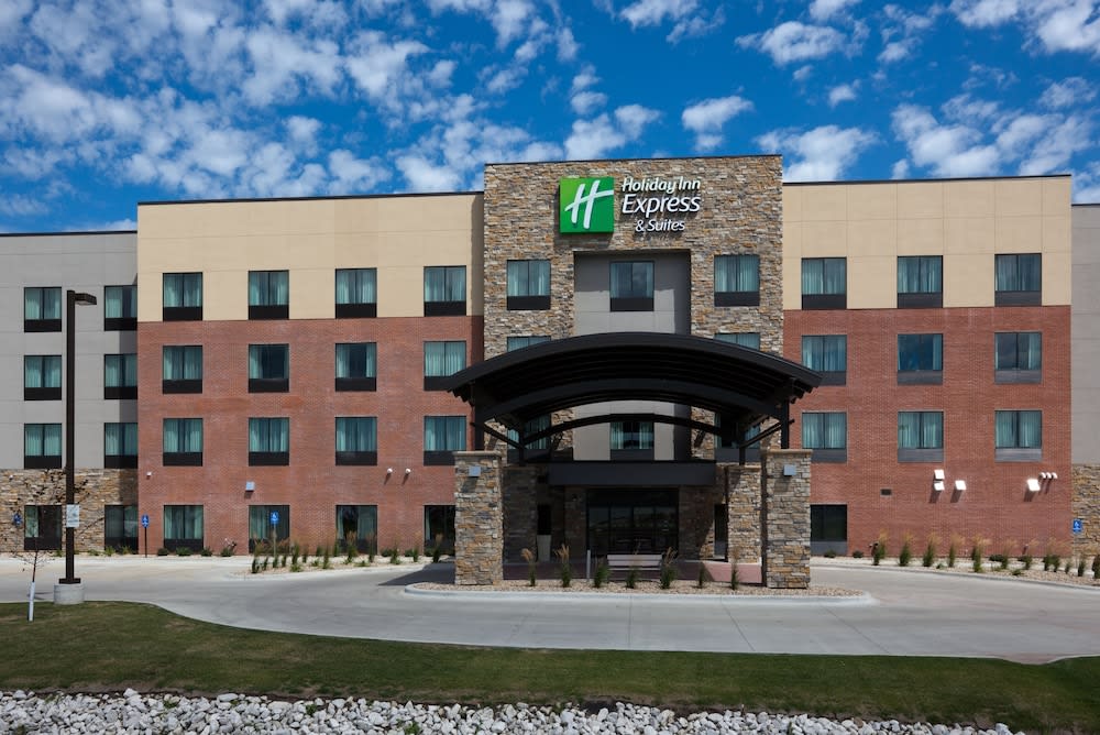 Holiday Inn Express & Suites FORT DODGE by IHG 1
