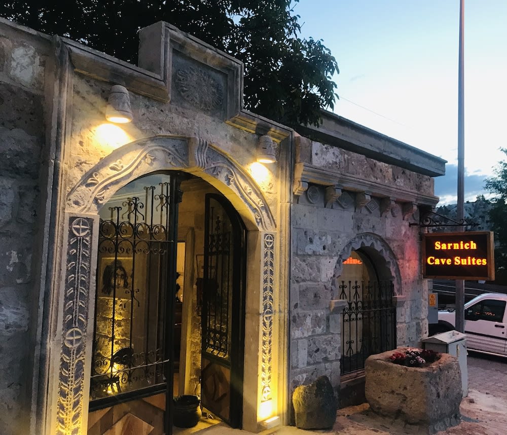 Sarnich Cave Suites 1