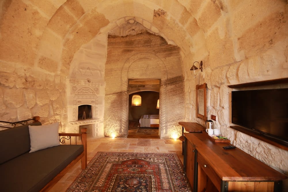 Sarnich Cave Suites 4