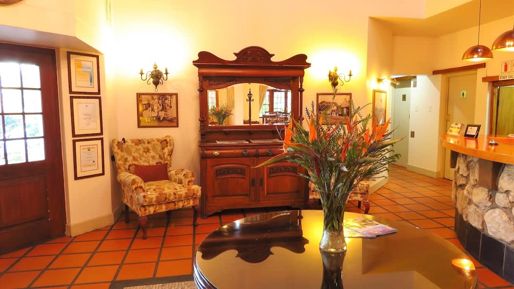 Oakhurst Hotel 2