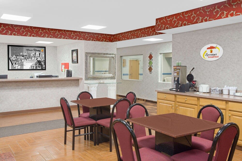 Super 8 by Wyndham Three Rivers 2