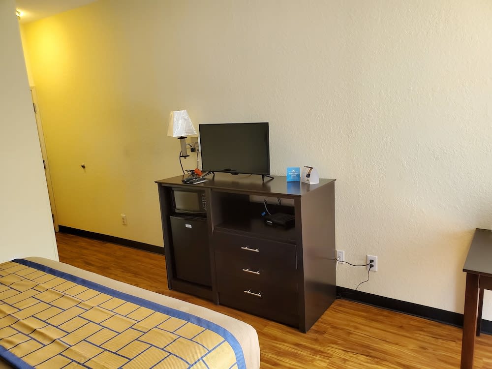 Days Inn by Wyndham Macon I-75 North 2