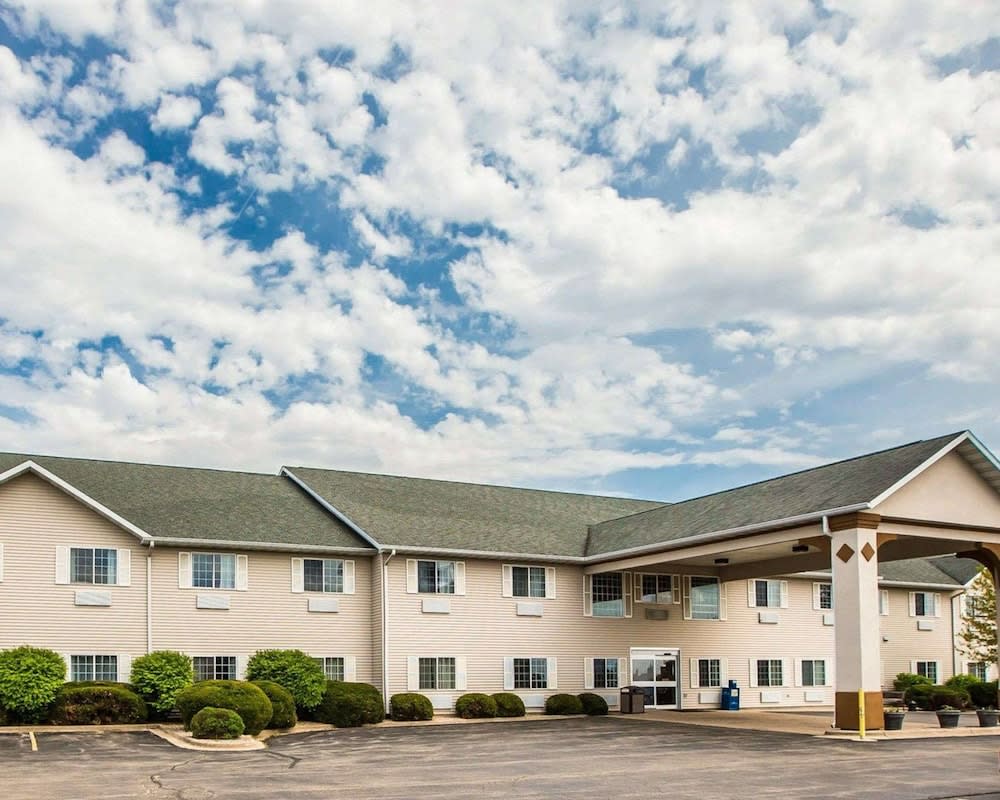 Quality Inn & Suites Dixon near I-88 1