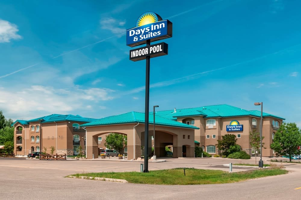 Days Inn & Suites by Wyndham Brandon 1
