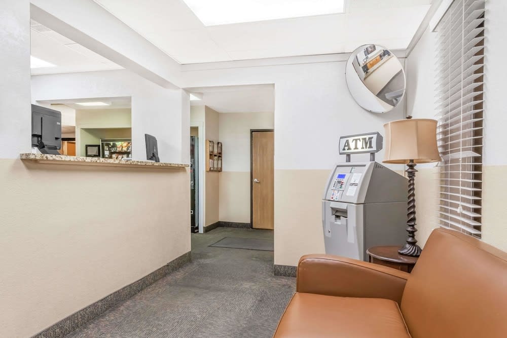 Super 8 by Wyndham Montgomery Maybrook 2
