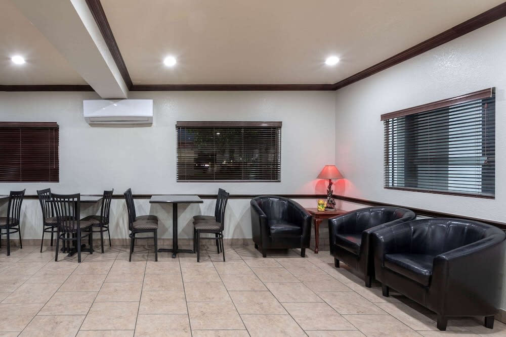 Super 8 by Wyndham Amarillo Central TX 3