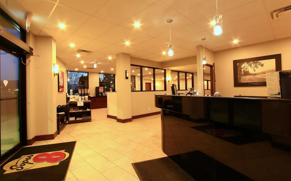 Super 8 by Wyndham Kelowna BC 4