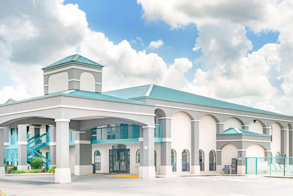 Super 8 by Wyndham Murfreesboro 1